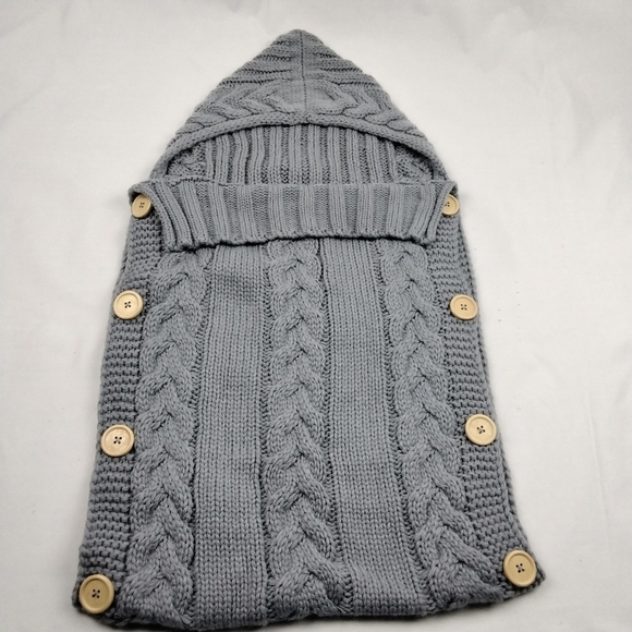 Cable knit grey hooded blanket with wooden buttons - Picture 1 of 5